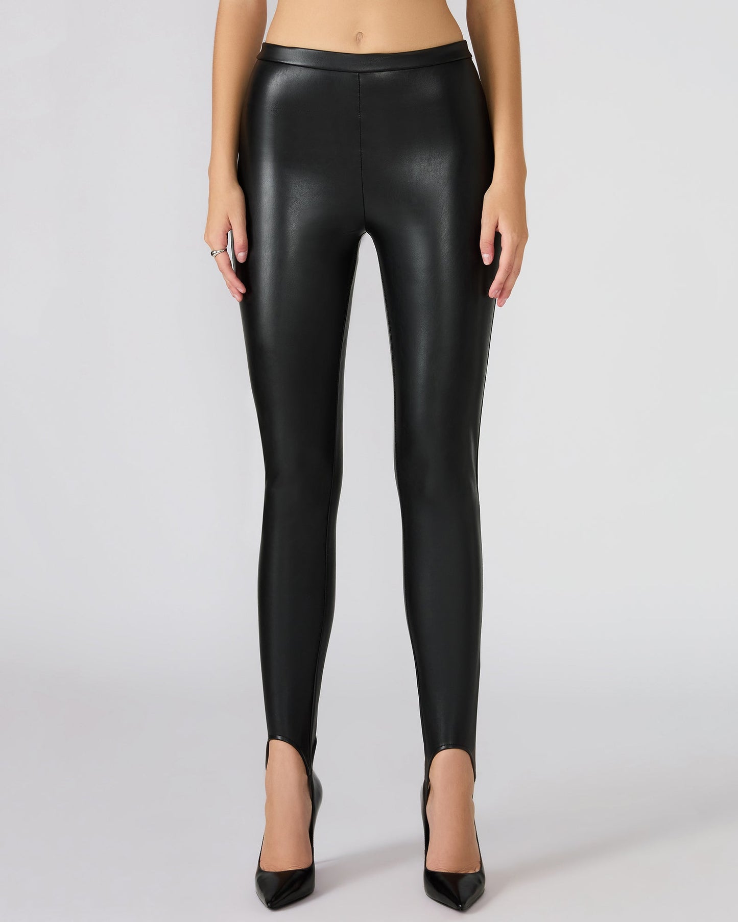 VEGAN LEATHER STIRRUP BLACK